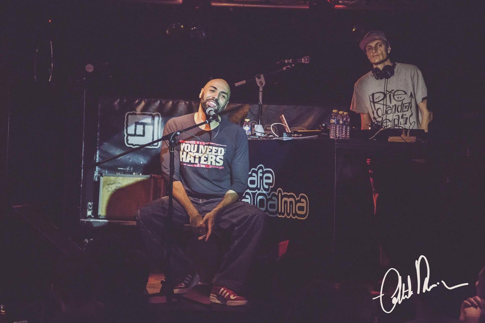 El Chojin durante una actuación en directo, con el DJ en la mesa de mezclas